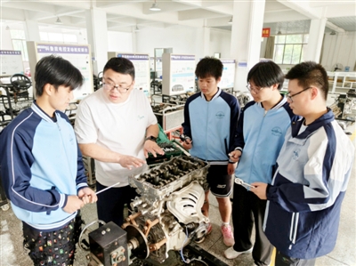 讓每個學生努力“閃光” ——咸寧振寧技工學校的辦學密碼